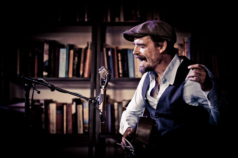 Erstmals in Sehestedt: Tim Lothar singt und erzählt